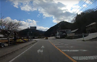 R413を道なりに進む